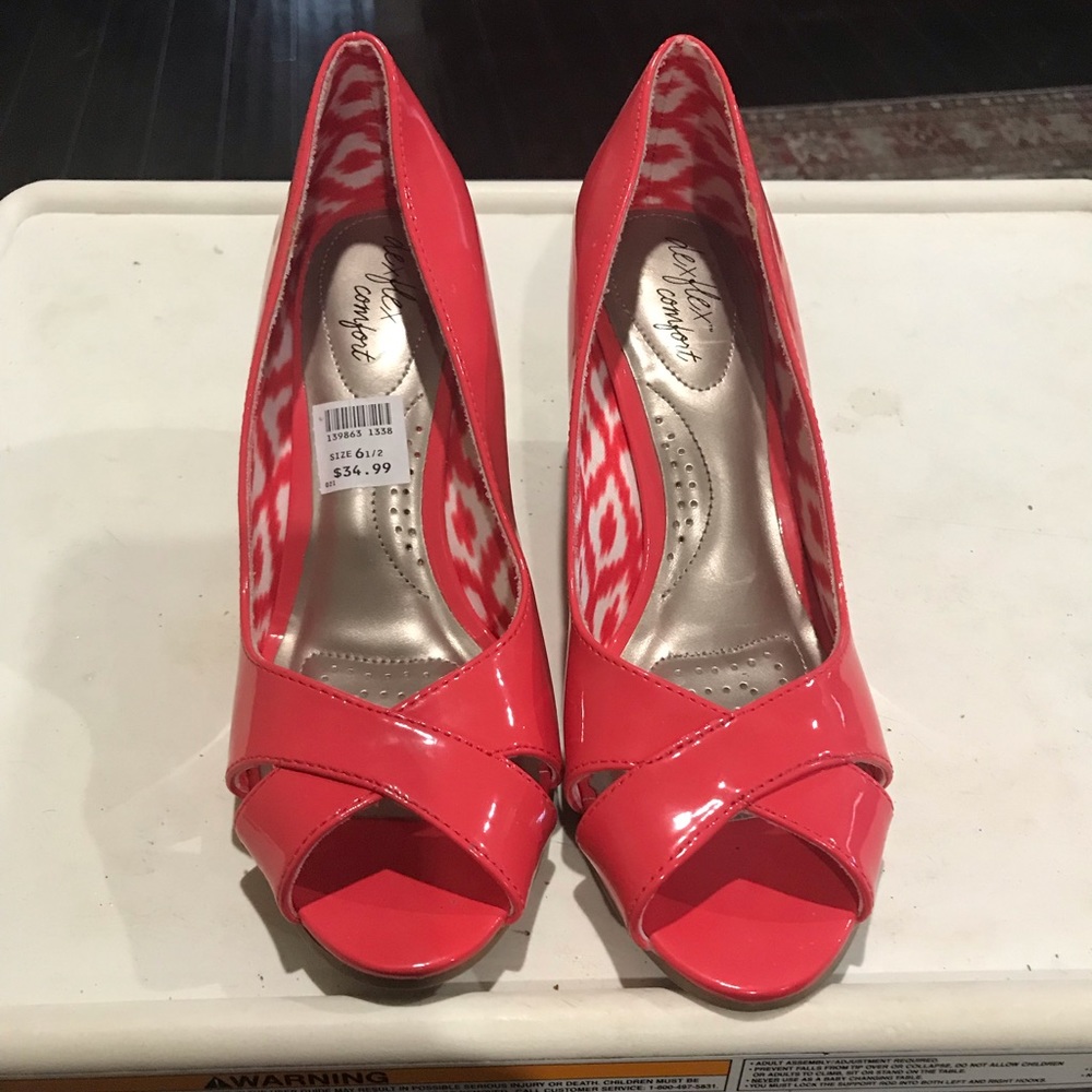 Great wedge coral color shoe